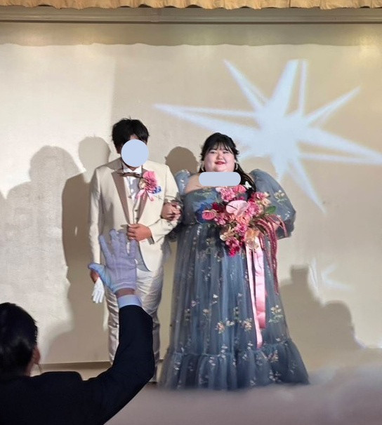 実例写真！カラードレス ブルーグレー 七分袖丈 大きいサイズドレス 可愛い ラッフルフリル ファスナー 結婚式 前撮り