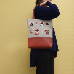 革底トートバッグ・中（茶・世界の民族衣装柄） 1枚目の画像