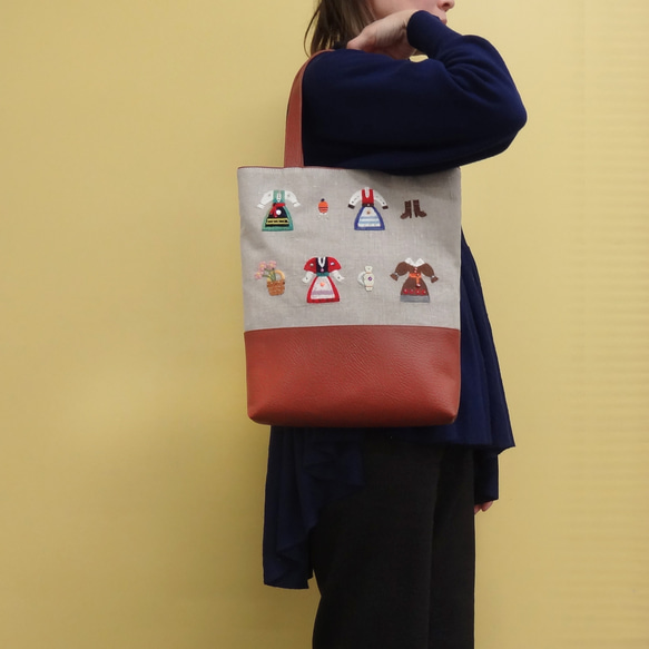 革底トートバッグ・中（茶・世界の民族衣装柄） 1枚目の画像