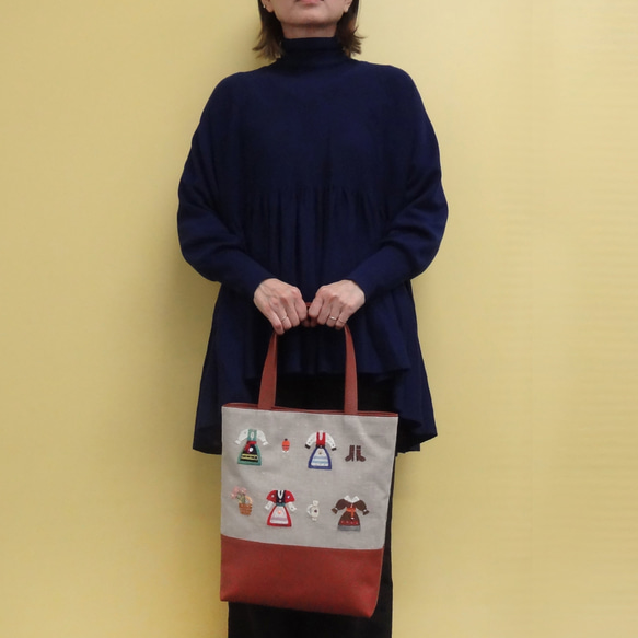 革底トートバッグ・中（茶・世界の民族衣装柄） 2枚目の画像