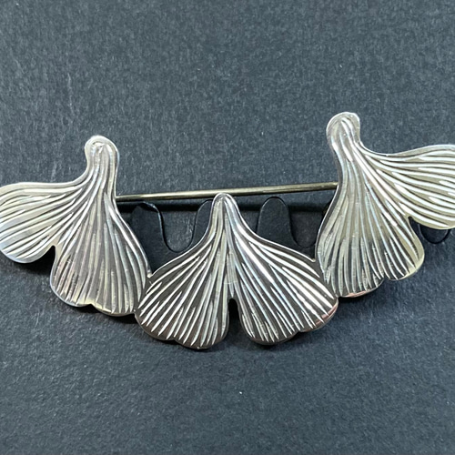 銀杏ブローチ シルバー 手彫り ブローチ morinoko kazu 通販 18978337