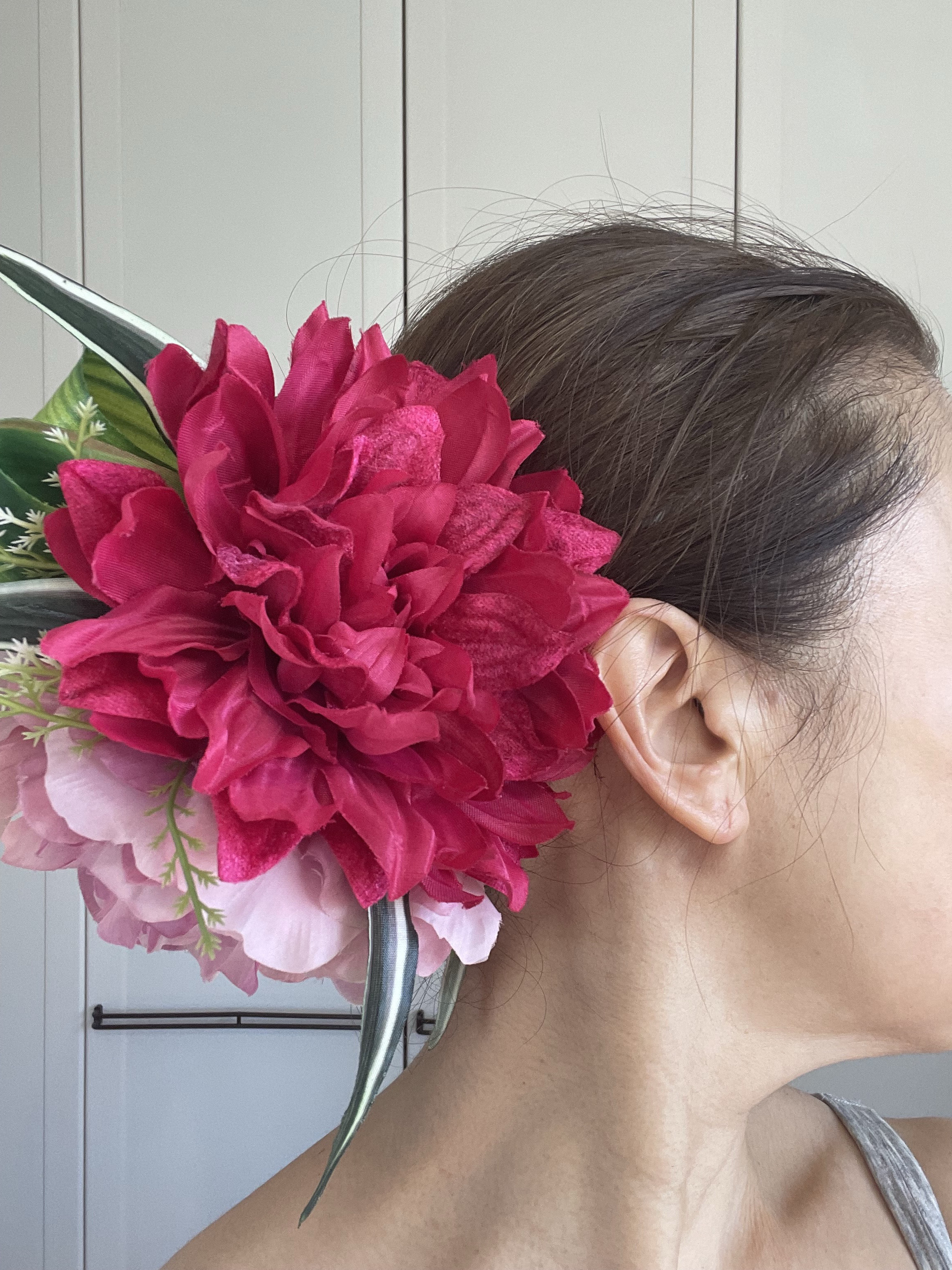 ビューティーダリアとピンクピオニーの髪飾りクリップ。フラダンス、卒業式、、謝恩会、入学式、ブライダルウエディング