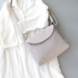 フラップポシェット＊余裕のサイズ感＊身軽なお出掛けに（アイスグレー） 3枚目の画像