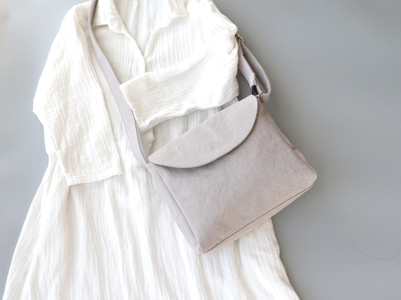 フラップポシェット＊余裕のサイズ感＊身軽なお出掛けに（アイスグレー） 3枚目の画像
