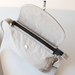 フラップポシェット＊余裕のサイズ感＊身軽なお出掛けに（アイスグレー） 10枚目の画像