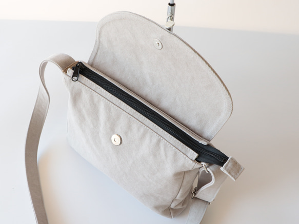 フラップポシェット＊余裕のサイズ感＊身軽なお出掛けに（アイスグレー） 10枚目の画像