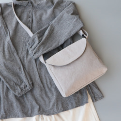 フラップポシェット＊余裕のサイズ感＊身軽なお出掛けに（アイスグレー） 2枚目の画像