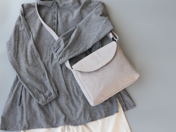 フラップポシェット＊余裕のサイズ感＊身軽なお出掛けに（アイスグレー） 2枚目の画像