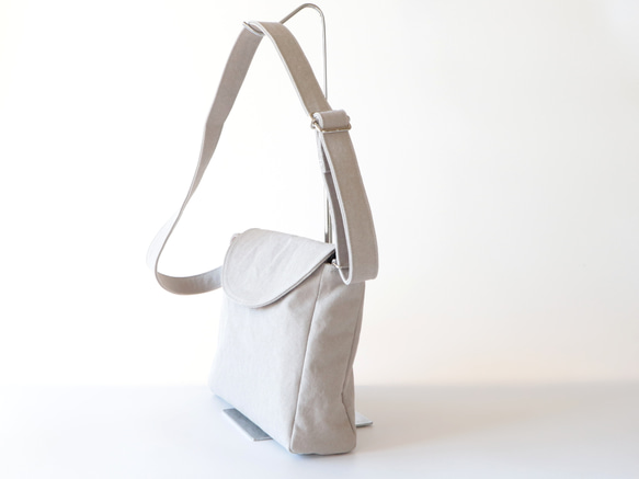 フラップポシェット＊余裕のサイズ感＊身軽なお出掛けに（アイスグレー） 5枚目の画像