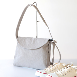 フラップポシェット＊余裕のサイズ感＊身軽なお出掛けに（アイスグレー） 4枚目の画像