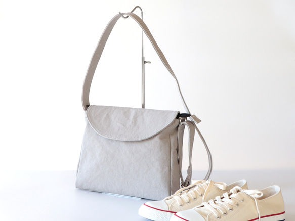 フラップポシェット＊余裕のサイズ感＊身軽なお出掛けに（アイスグレー） 4枚目の画像