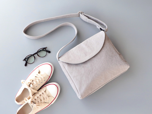 フラップポシェット＊余裕のサイズ感＊身軽なお出掛けに（アイスグレー） 1枚目の画像