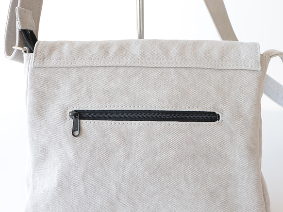 フラップポシェット＊余裕のサイズ感＊身軽なお出掛けに（アイスグレー） 7枚目の画像