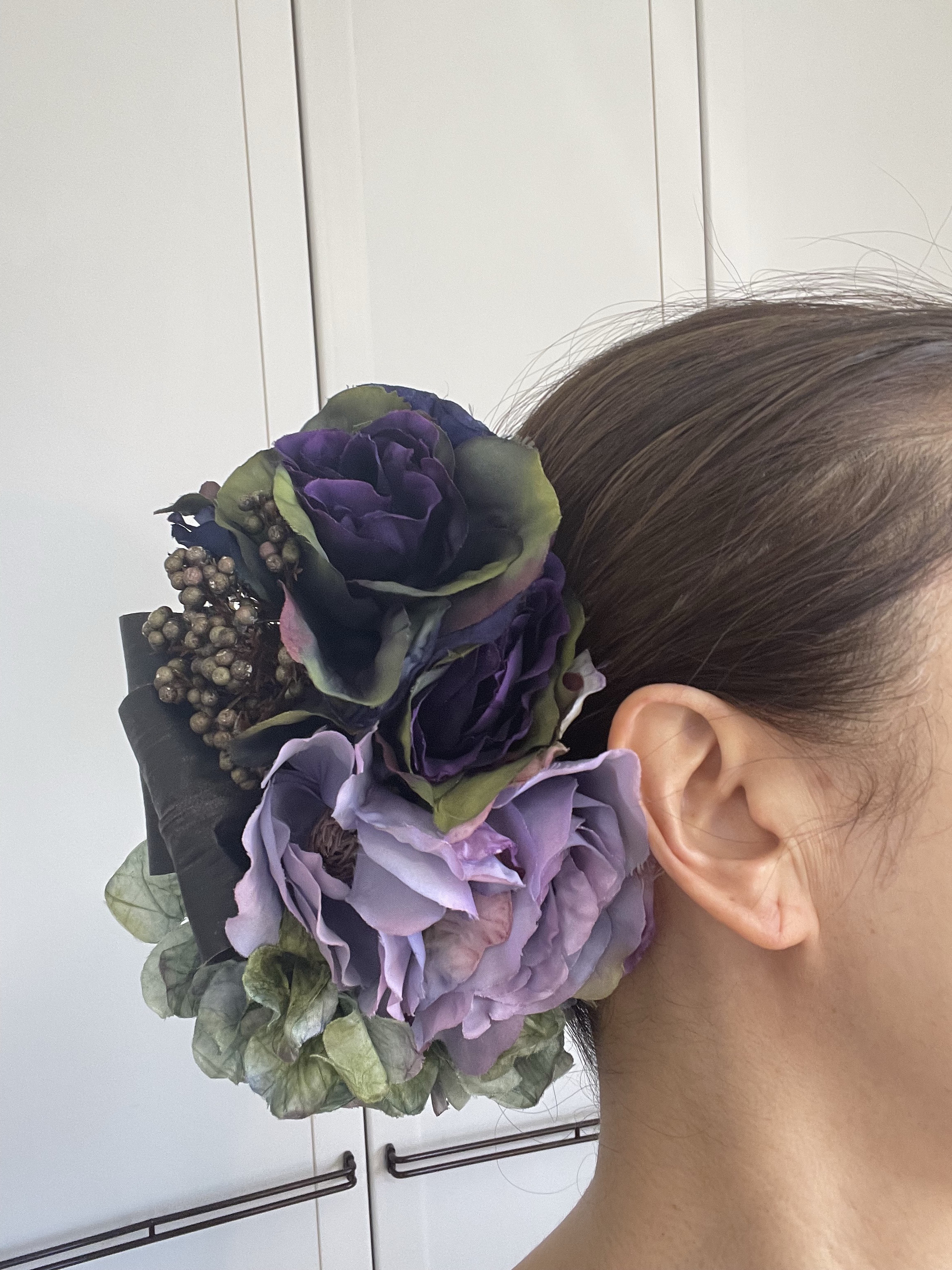 パープルローズとパープルピオニー、パープルグリーンハイドレンジアの髪飾りクリップ。卒業式、謝恩会、ブライダル、フラダンス