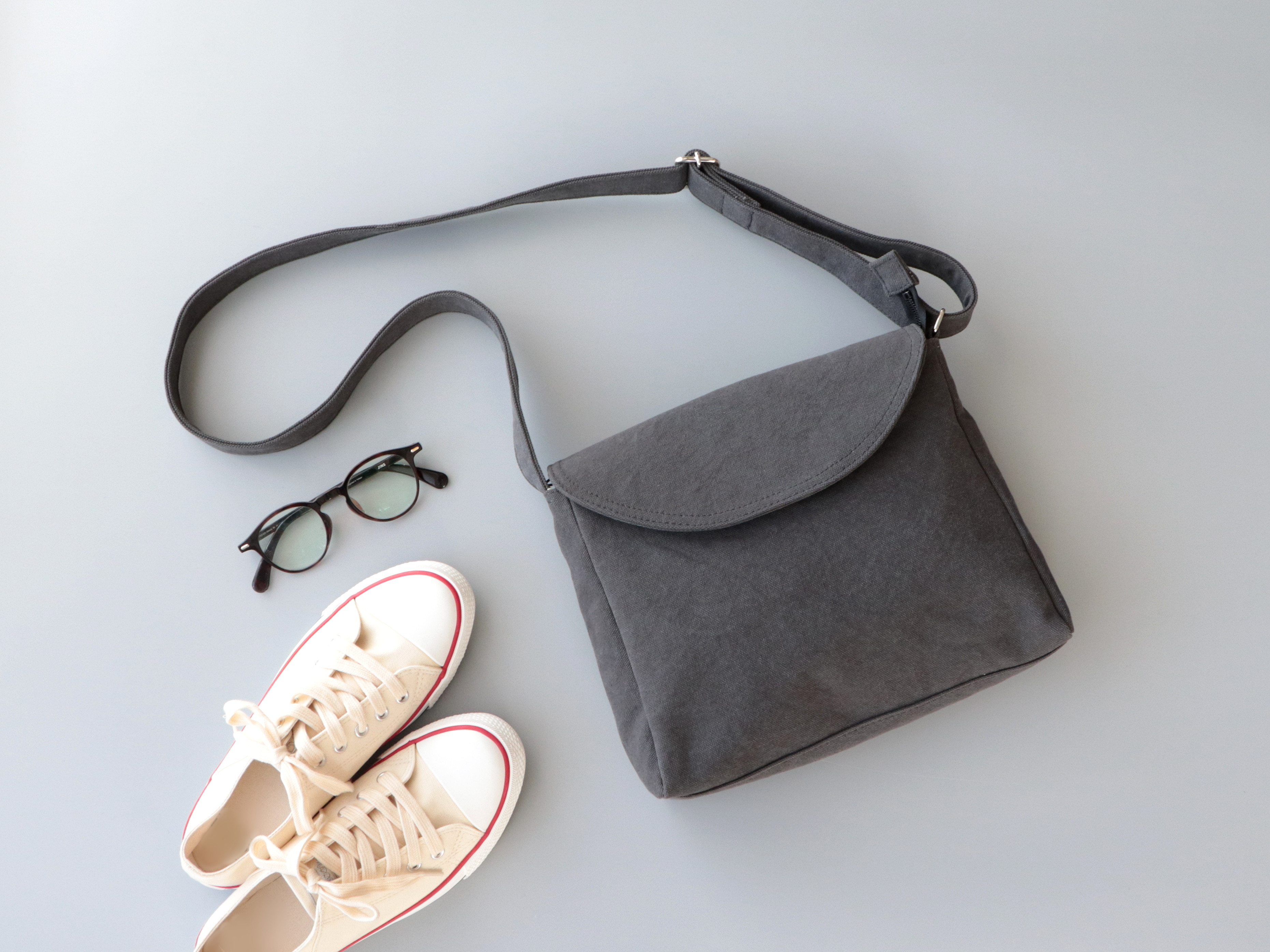 フラップポシェット＊余裕のサイズ感＊身軽なお出掛けに（チャコール）