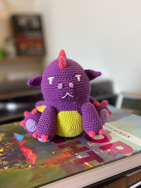 かわいくてちょっぴりクールな、紫色のドラゴン ぬいぐるみ