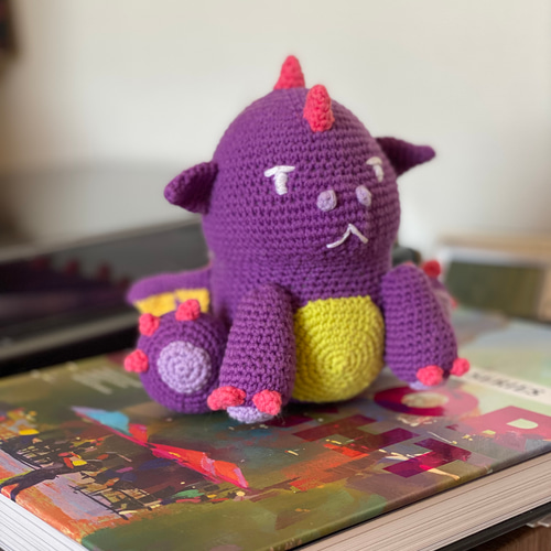 かわいくてちょっぴりクールな、紫色のドラゴン ぬいぐるみ