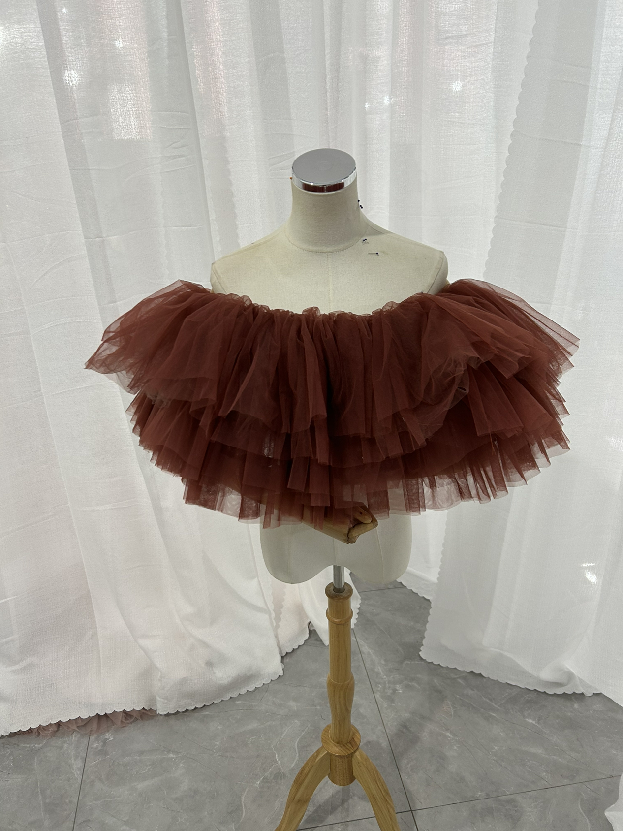 オフショルダー ワインレッド 柔らかく重ねたチュールスカート ストレッチ お色直し 前撮り