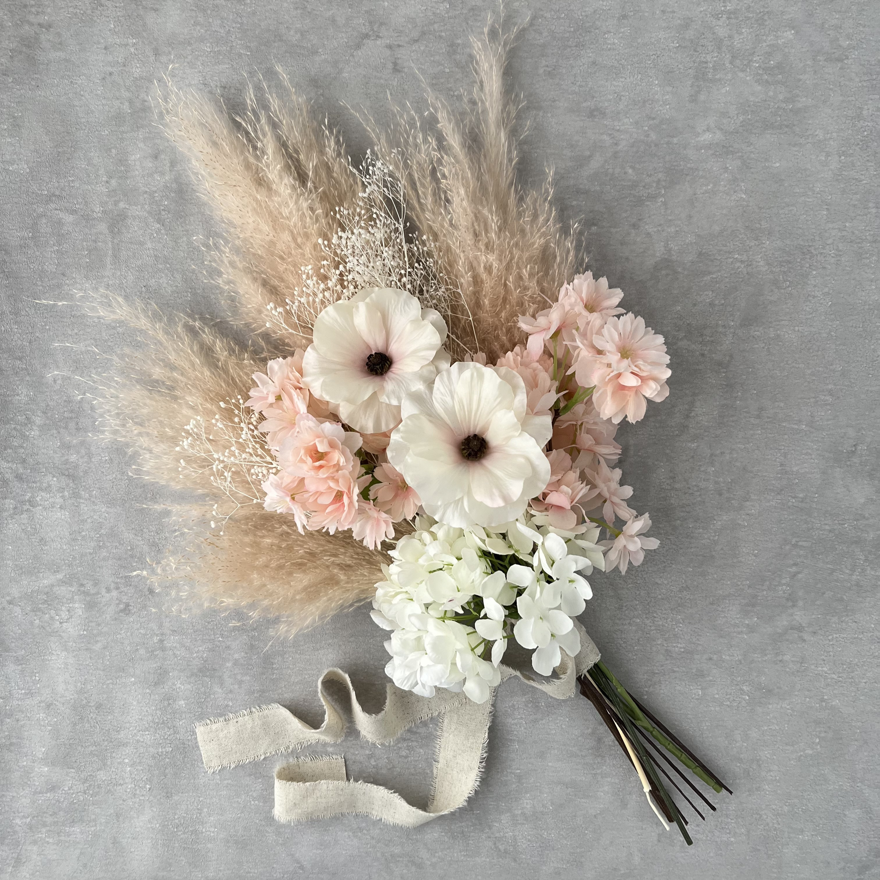 桜とかすみ草のピンクミニブーケ