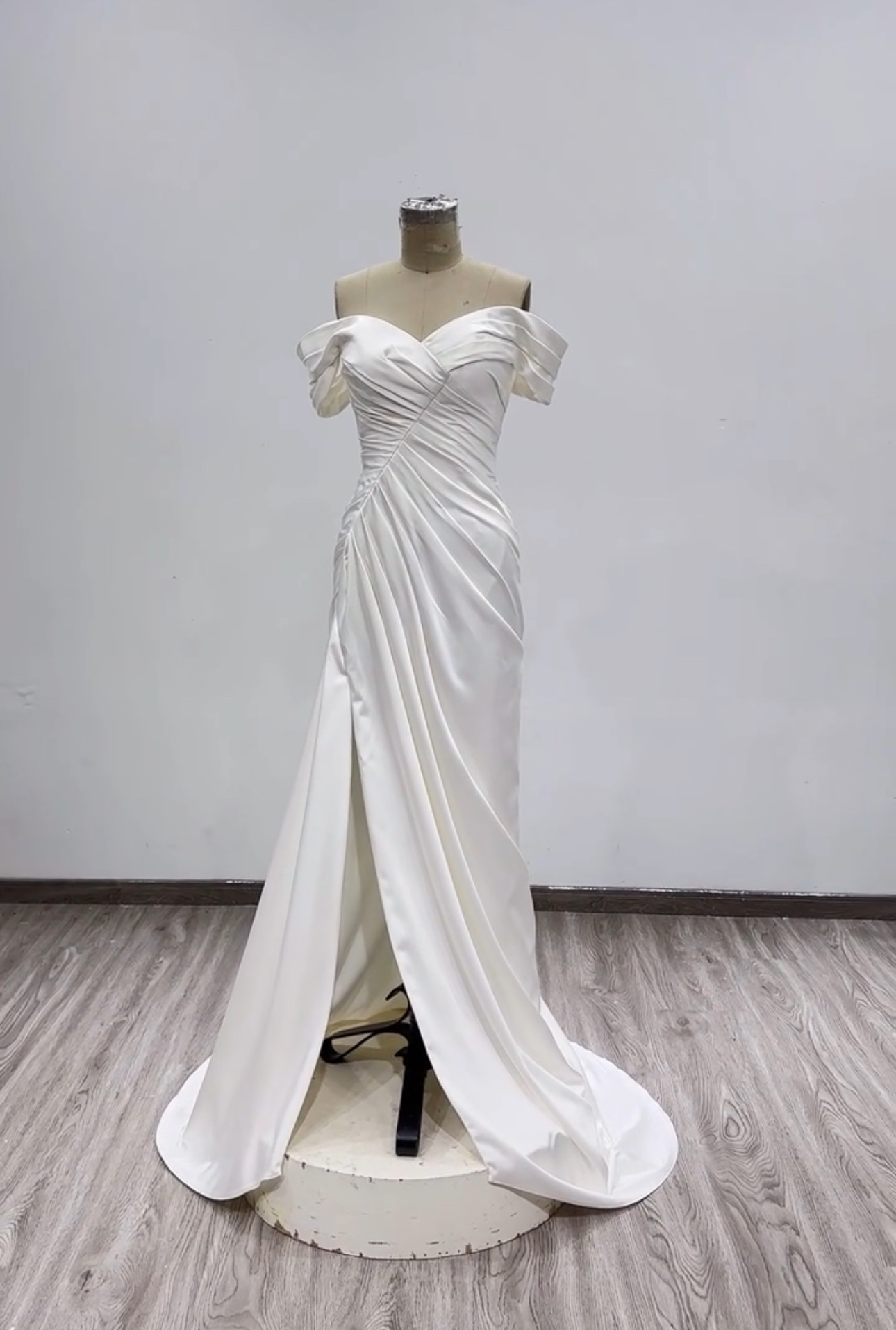 シンプル光沢サテン　フロントスリット　オフショルダー　ギャザースカート優雅　カラー変更可能　音楽会ウェデイングドレス花嫁