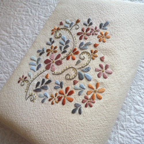 日本刺繍のブックカバー（花唐草-8）(F2112) ブックカバー 刺繡