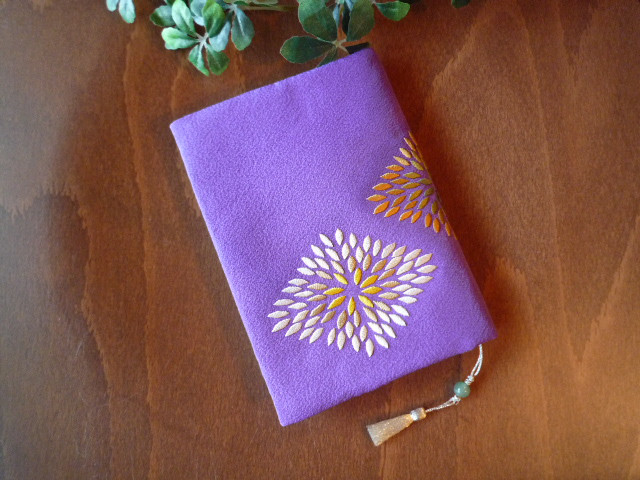 日本刺繍のブックカバー（菊菱-1）
