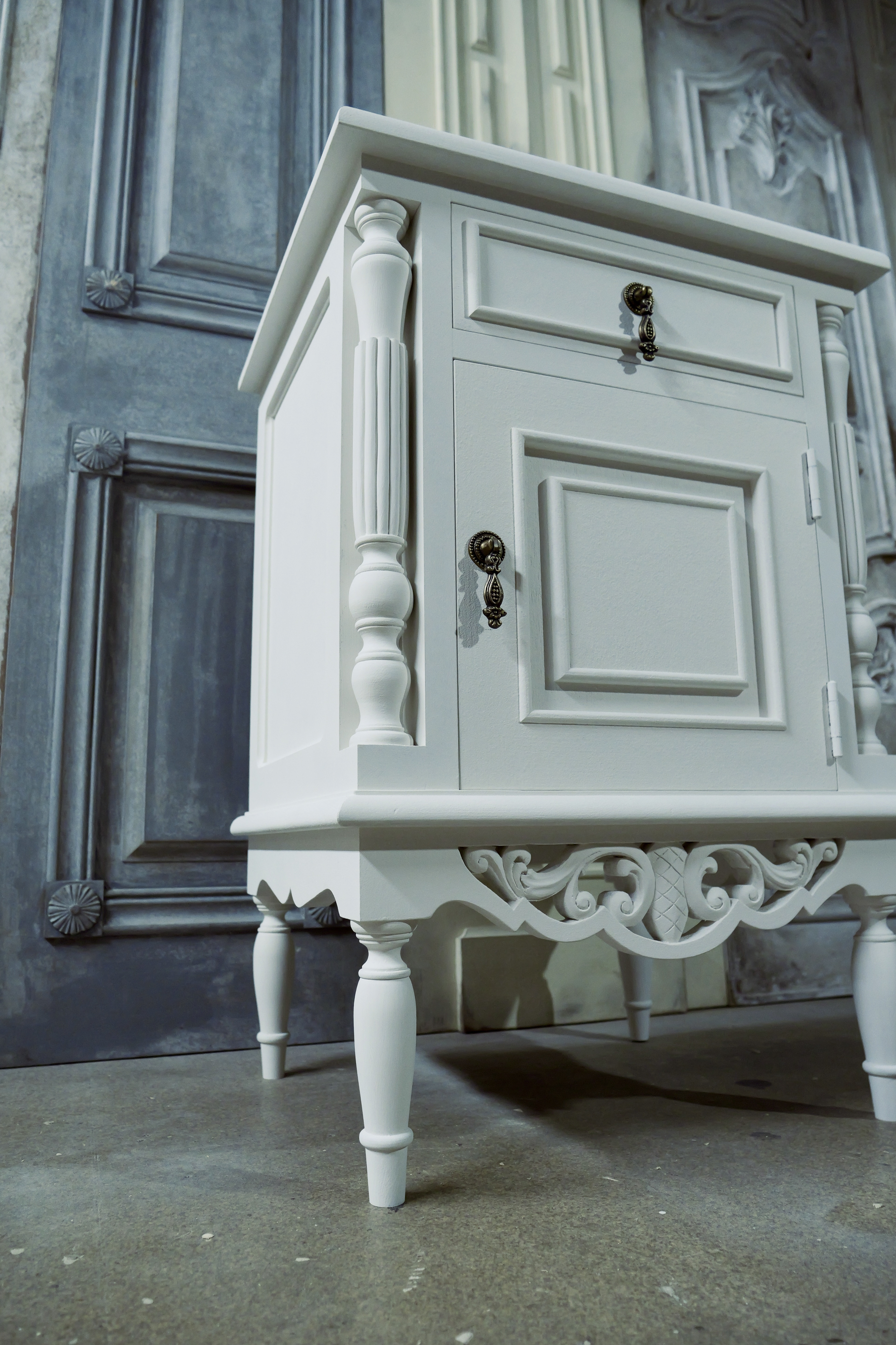 アンティーク調スモールキャビネット