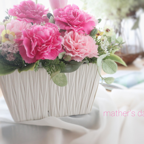 ピンクカーネーションとチューリップのバスケットアレンジ