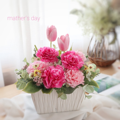 ピンクカーネーションとチューリップのバスケットアレンジ