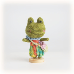 ゆるっとなあみぐるみ：王冠かぶったお座りなカエルちゃん あみぐるみ