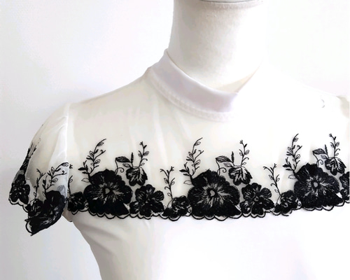 白に黒の花レースが映えるタートルネック娘役風レオタード S～M