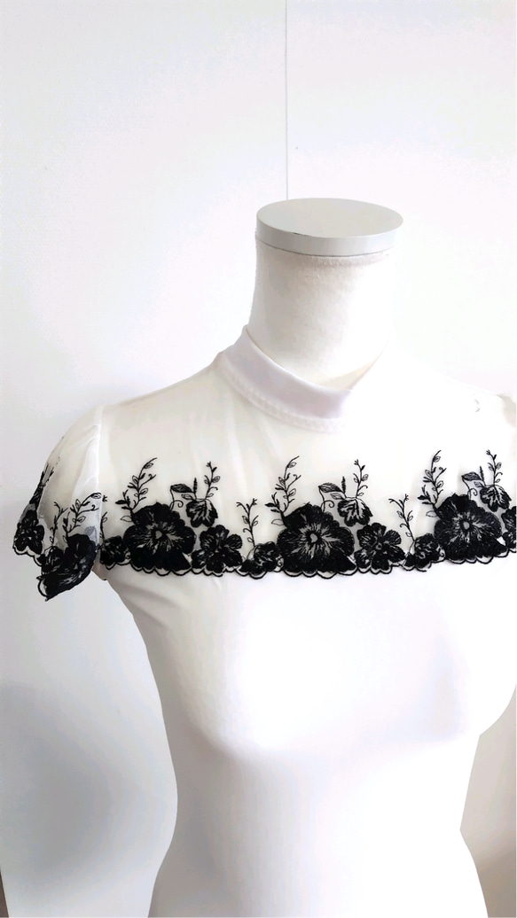 白に黒の花レースが映えるタートルネック娘役レオタード　S～Mサイズ 白に黒の花レースが映えるタートルネック娘役風レオタード S～M