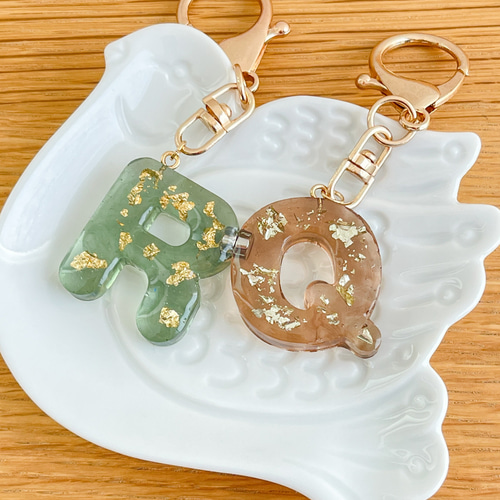 ニコイチ】透明感あふれるレジンキーホルダー イニシャル