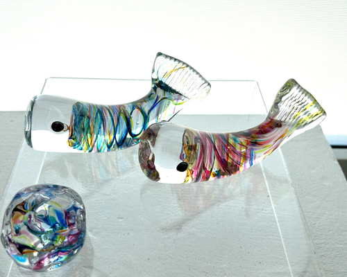 ☆【こいのぼり・置物】glasscalico グラスキャリコ ハンドメイドアート ガラスのさかな2匹セット（透明アクリル板台付） 五月人形・こいのぼり