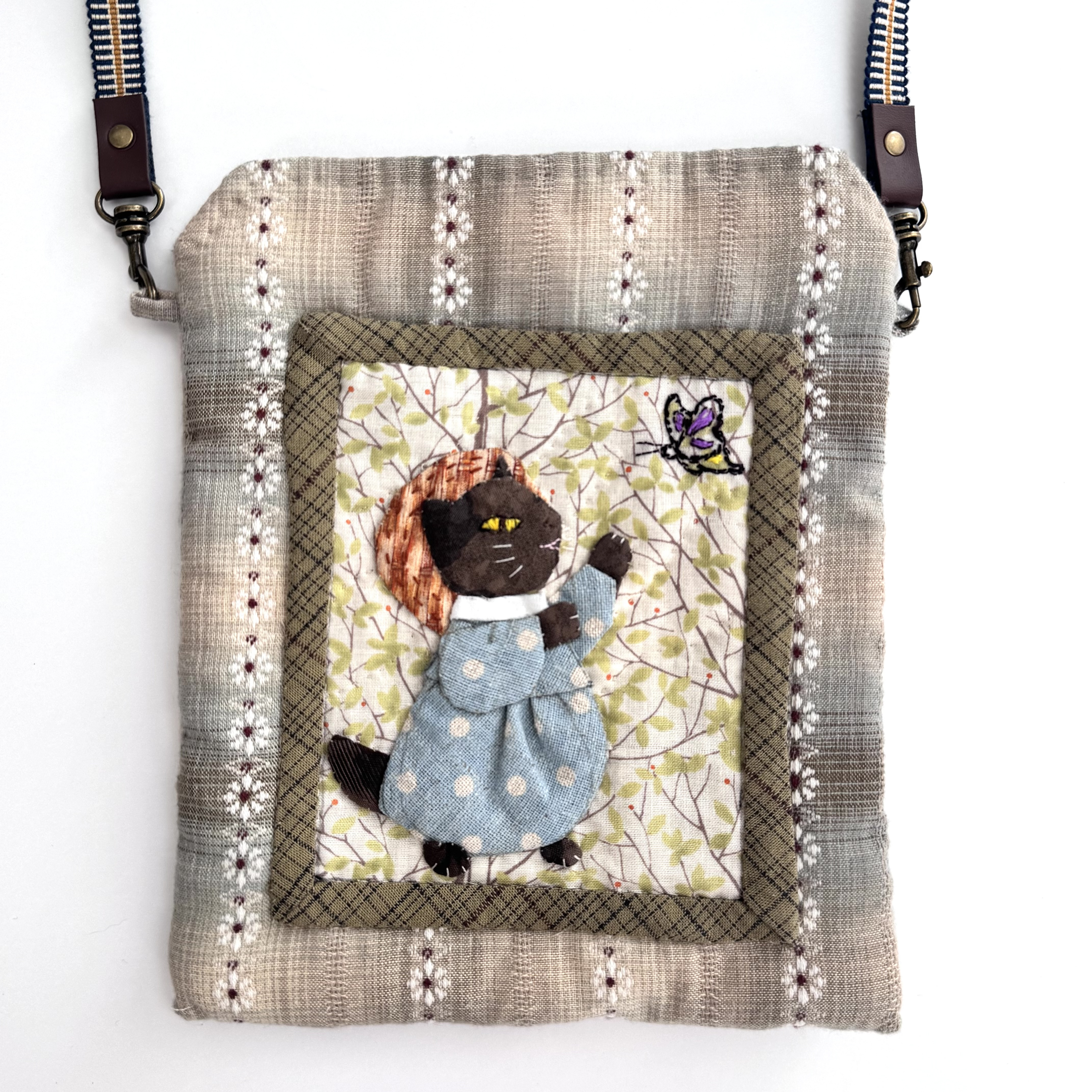 蝶々を追いかける仔猫のスマホバッグ