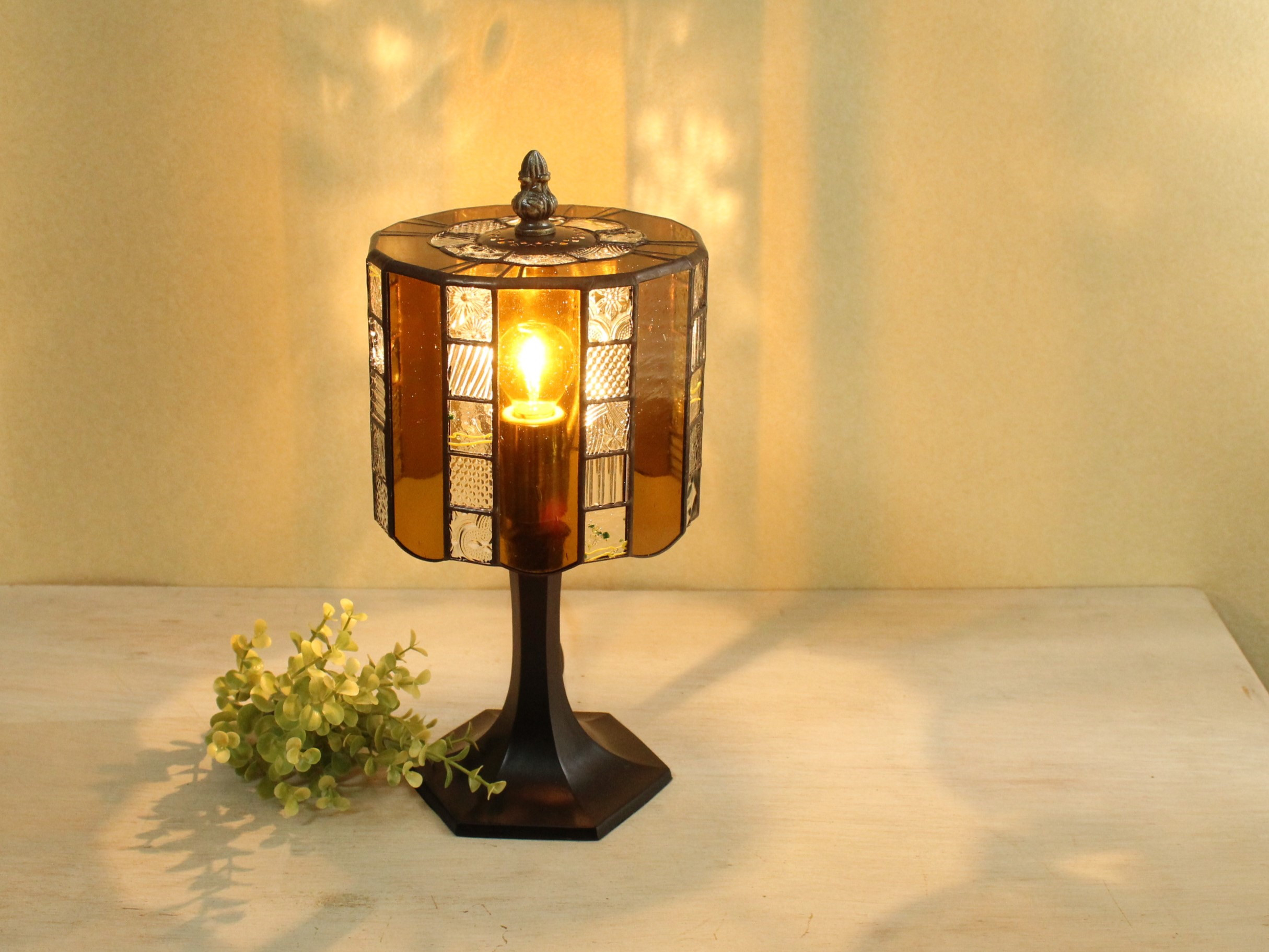 13世紀イエローのテーブルランプ