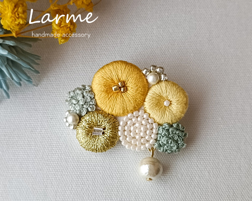 特集掲載］ミモザ marumaru 刺繍ブローチ 贈りものに ブローチ Larme