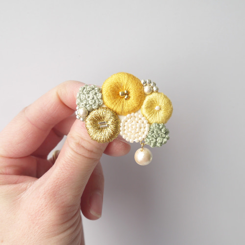 特集掲載】ミモザ marumaru 刺繍ブローチ 贈りものにぴったり ブローチ