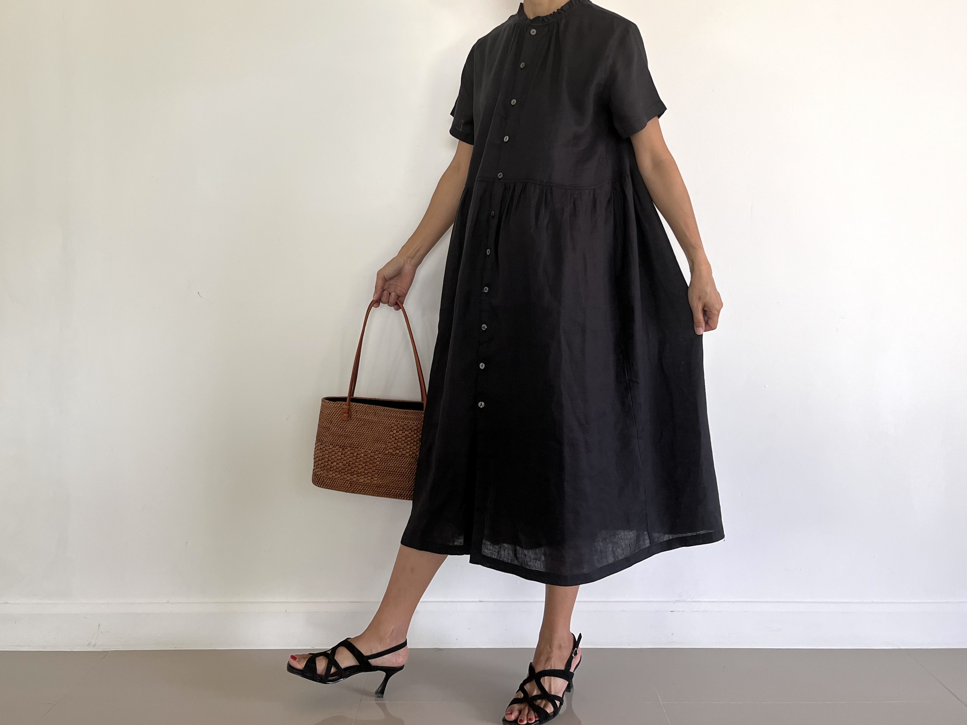 着るたびに表情が変わる。3wayで大人の甘さを引き出す。フリル襟リネン100ワンピース