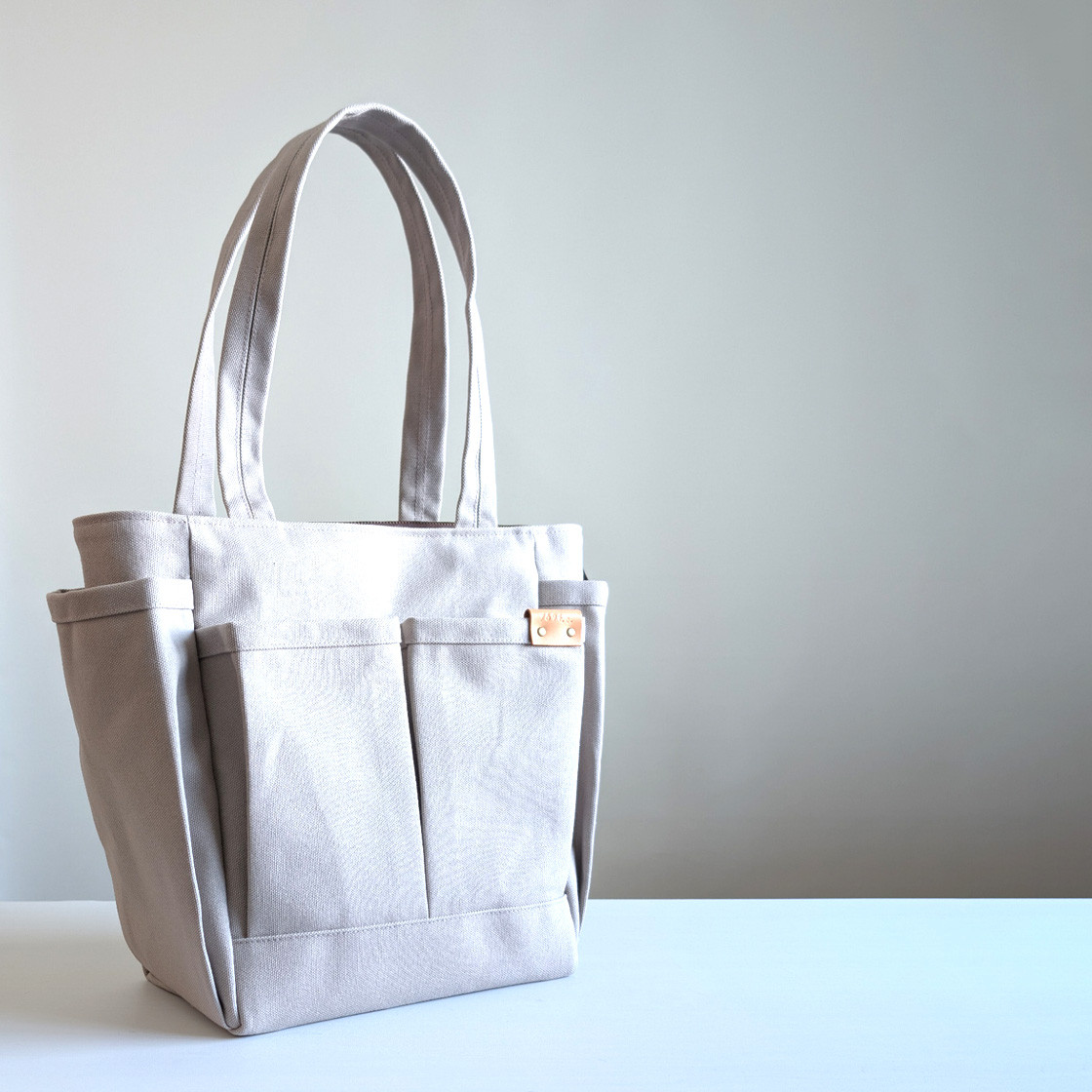 【完成品セール】入れ口ファスナー付きポケットいっぱいトート(Mサイズ）