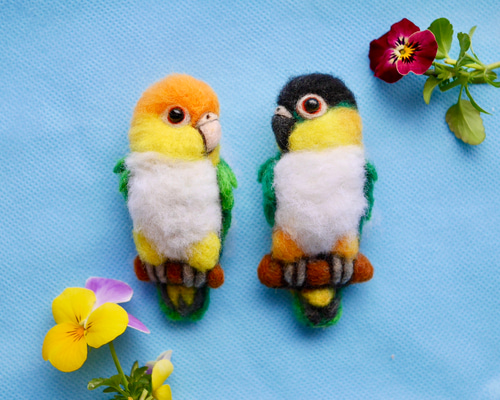 ふわふわシロハラインコの羊毛フェルトブローチ 羊毛フェルト インコと