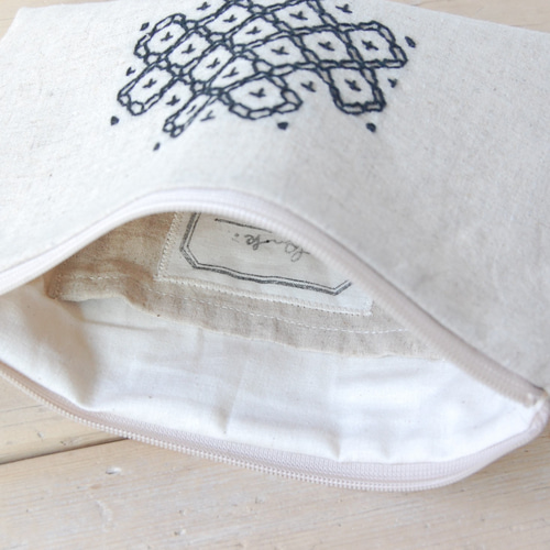 ナチュラルクロスの刺し子ポーチ ポーチ knk. 通販 18981779｜Creema