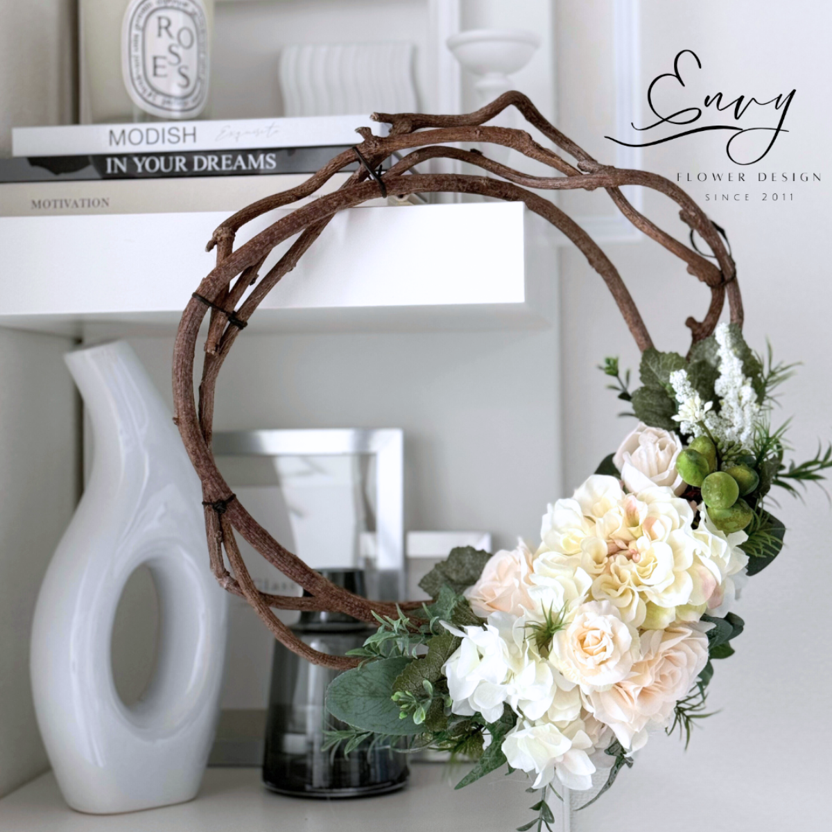 生花風で枯れない造花リース｜ホワイト系アーティフィシャルフラワー｜おしゃれな玄関ドアリース｜インテリア・ギフトにも最適