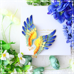 立体刺繍/鳥の羽根＊翼イヤリング/ピアス(コガネメキシコインコ
