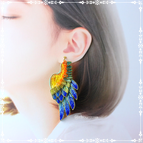 立体刺繍/鳥の羽根＊翼イヤリング/ピアス(コガネメキシコインコ
