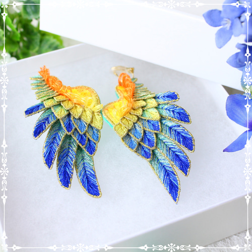 立体刺繍/鳥の羽根＊翼イヤリング/ピアス(コガネメキシコインコ