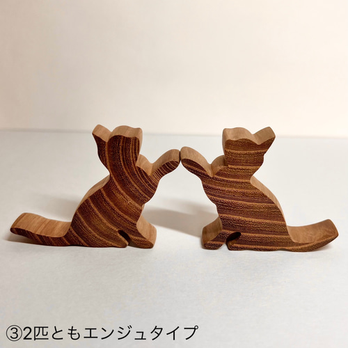 ２匹のネコの置物 美品 新品】2匹の王様ねこ 猫 ネコ 木製 置物 - メルカリ