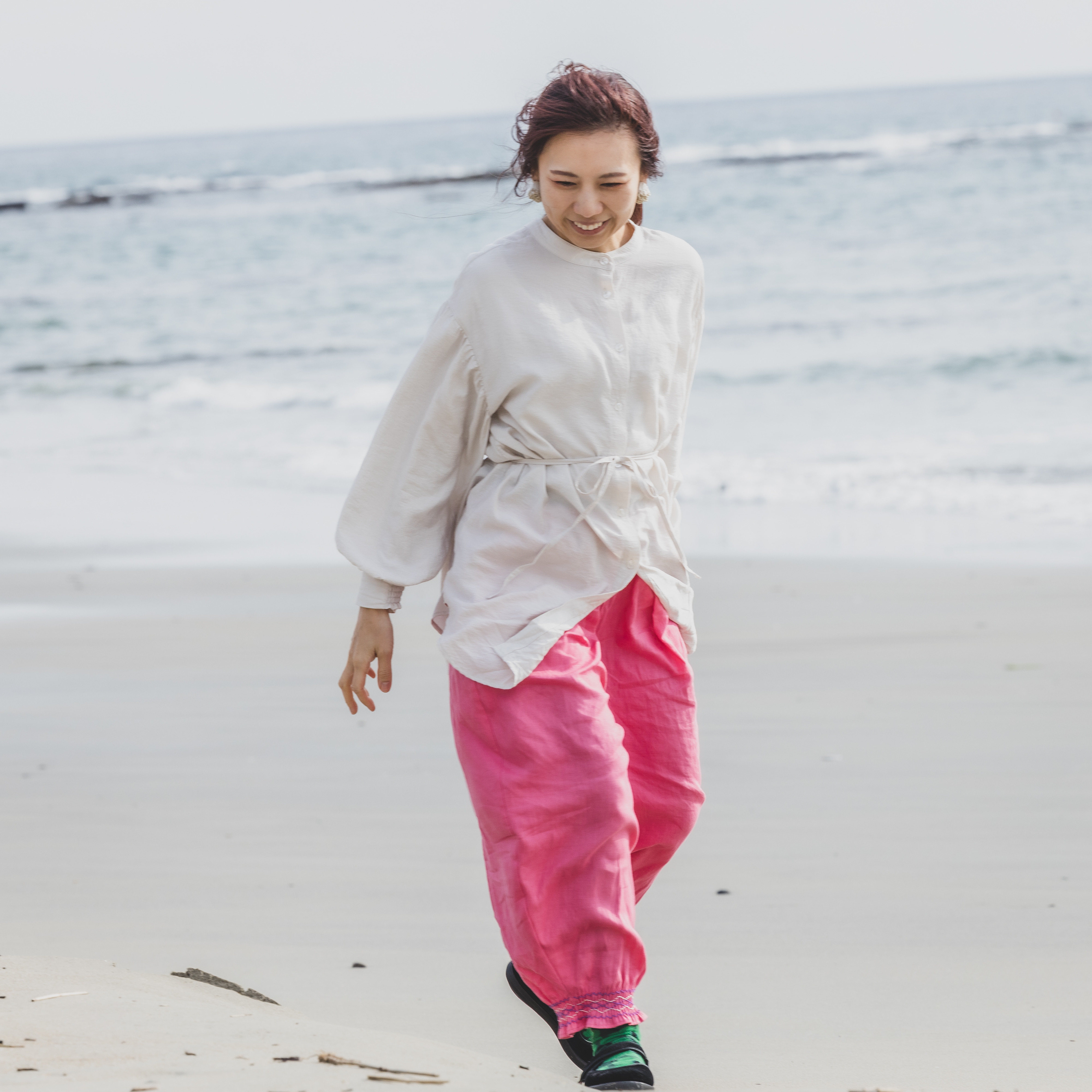 夏に映える! 刺繍×リネンのバルーンパンツ ゆったり ピンク スモッキング  麻   レディース 大人服