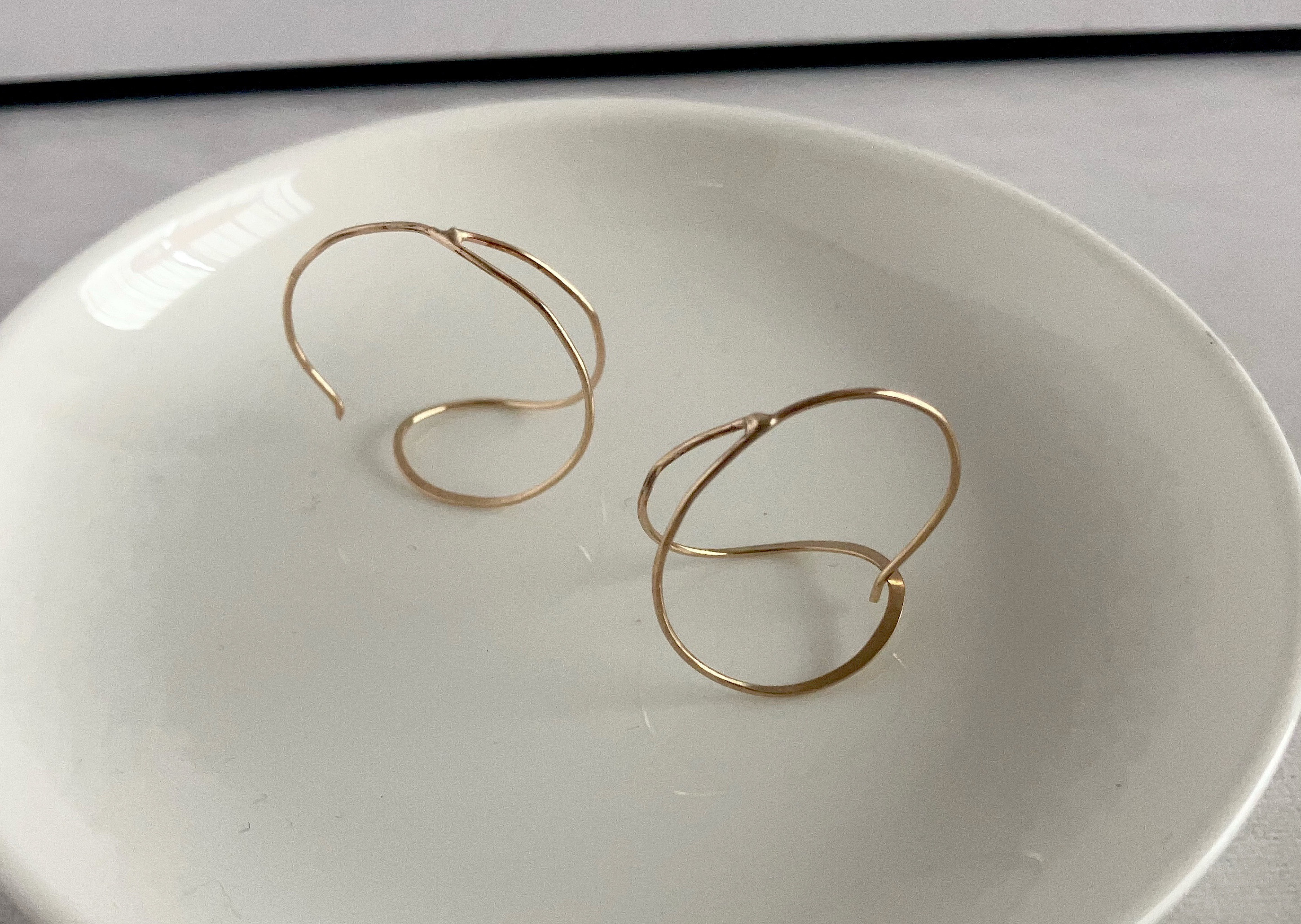 《14kgf》軽やかな　ハンモック　フープピアス　ゴールド　シルバータイプ可能　軽い　シンプル