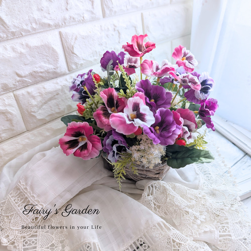 ずっと飾れるパンジーの寄せ植え風バスケットアレンジ 造花 紫ピンク